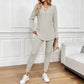 Set de camiseta y pantalones casuales de dos piezas con escote en V