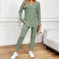 Set de camiseta y pantalones casuales de dos piezas con escote en V